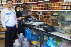ضبط بیش از 70 کیلوگرم عسل فله بدون هویت بهداشتی در شهرستان طرقبه شاندیز